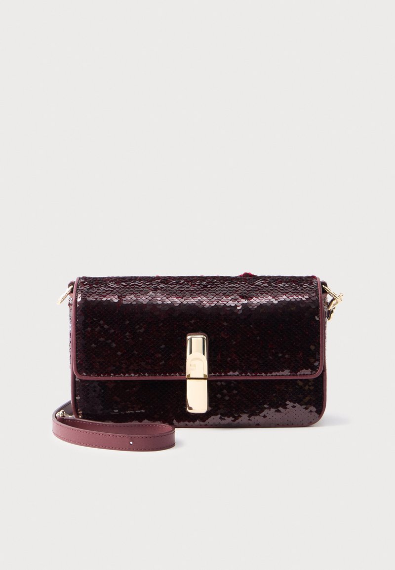 Bordeauxfarvet paliettaske med rektangulær form, metalisk guldspænde og aftagelig rem. Glat tekstur med skinnende finish.