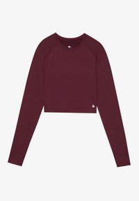 Burgunderfarbenes langärmliges, kurzes Oberteil mit Raglanärmeln, figurbetontem Design, weichem Material und einem kleinen Logoakzent nahe dem Saum.