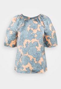 Blusa floreale con uno sfondo pesca chiaro e motivi floreali blu, maniche a palloncino corte e un dettaglio di scollatura arricciata.