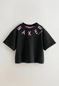 Musta lyhyt T-paita, jossa on lyhyet hihat. Edessä on suuret vaaleanpunaiset kirjaimet, jotka muodostavat sanan "BAKER", ja alla allekirjoitusyksityiskohta.