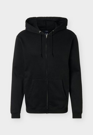 Sudadera con capucha negra con cremallera, bolsillos delanteros y capucha ajustable con cordón, mostrada sobre un fondo blanco liso.