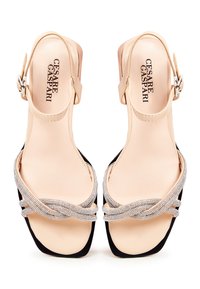 Beige Leder Plattform Sandalen mit schwarzen Akzenten. Verfügt über verflochtene Riemen, die mit Strasssteinen verziert sind, und eine markierte Innensohle.