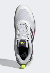 Baskets de sport blanches avec un dessus en maille, accents gris, languette de talon néon vert et rayures noires. Elles disposent d'une languette rembourrée et d'une semelle coussinée.