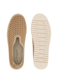 Zapatillas de color beige tipo slip-on, hechas de material trenzado, con una suela texturizada con estrías. En el interior se muestra la marca y la talla 37.