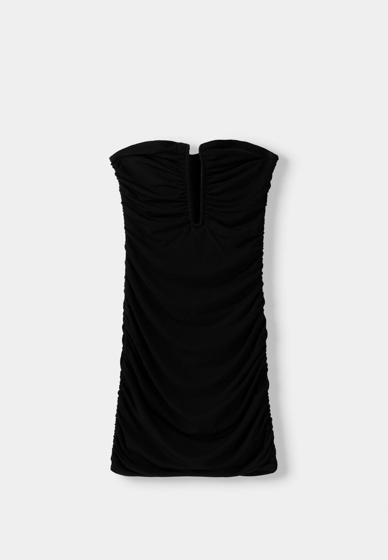 Vestido negro sin mangas hecho de una tela suave, con detalles fruncidos, una abertura en forma de ojal en el escote y una silueta ajustada.