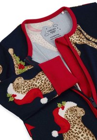 Body zip-up rosso e blu navy con stampa leopardata, cappelli di Babbo Natale e dettagli di agrifoglio. Tessuto morbido con maniche lunghe e polsini a coste.