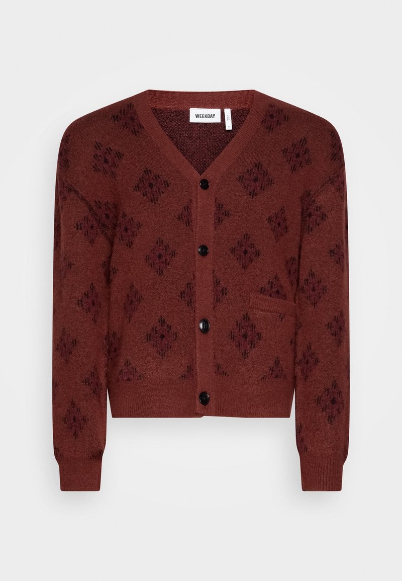 Cardigan en maille bordeaux avec motif losanges noirs, col en V, quatre boutons noirs, manches longues et petite poche frontale côté droit.