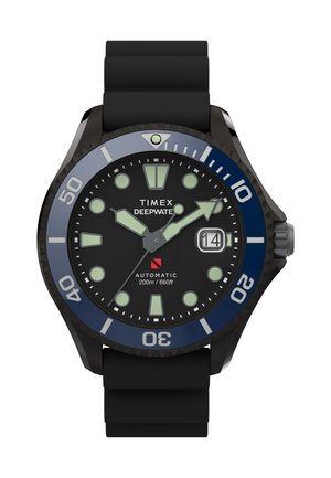 Zwarte Timex Deepwater duikhorloge met blauwe bezel, fluorescerende wijzers en markeringen, datumweergave op 3 uur en zwarte rubberen band.