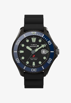 Sort Timex Deepwater dykkerur med blå bezel, lysende visere og markører, datovisning ved kl. 3 og sort gummirem.