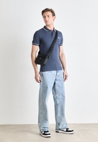 Calvin Klein MUST CAMERA BAG MONO UNISEX - Borsa a tracolla - black