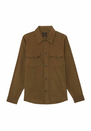 Barna hosszú ujjú, gombos felső ing hegyes gallérral és két gombbal záródó mellzsebbel, fehér háttéren laposan elhelyezve.