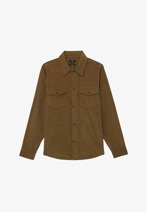 Pruun, pika varrukaga, nööbitav särk terava kraega ja kahe nööbitava rinnataskuga, sirgelt valgel taustal laotud.