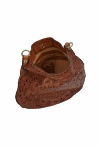 Bolso de cuero marrón claro con patrones florales grabados, apertura superior, acentos de hardware en latón y un forro de tela beige con múltiples bolsillos interiores.