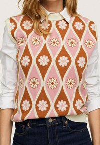 Ärmelloser Strickpullover mit einem Rautenmuster in Braun, Pink und Weiß sowie floralen Motiven. Gerippter Halsausschnitt und Saum; strukturierter Stoff.