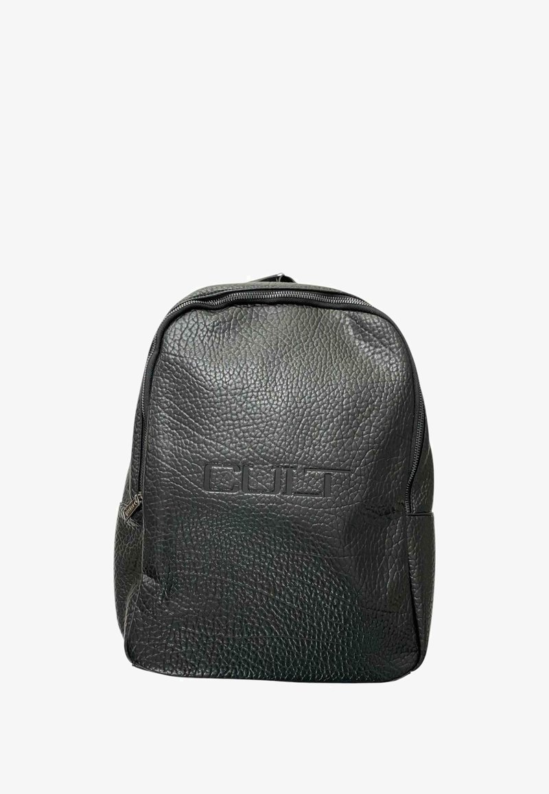 Zaino in pelle nera con superficie testurizzata, zip superiore e logo in rilievo sul fronte. Ha una forma e un design classico.