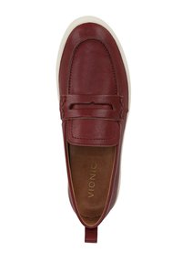 Scarpa slip-on in pelle bordeaux con una trama liscia, punta arrotondata, decorativa accentuazione orizzontale e suola in gomma di colore chiaro.