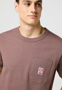 Wrangler SHORT SLEEVE POCKET - T-shirts basic - peppercorn
