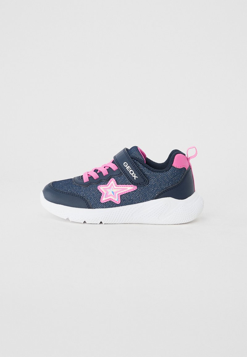 Marineblå mesh sneakers med rosa snørebånd og stjernemotiv, med borrelåsrem, hvit såle og teksturert detaljering på overmaterialet.