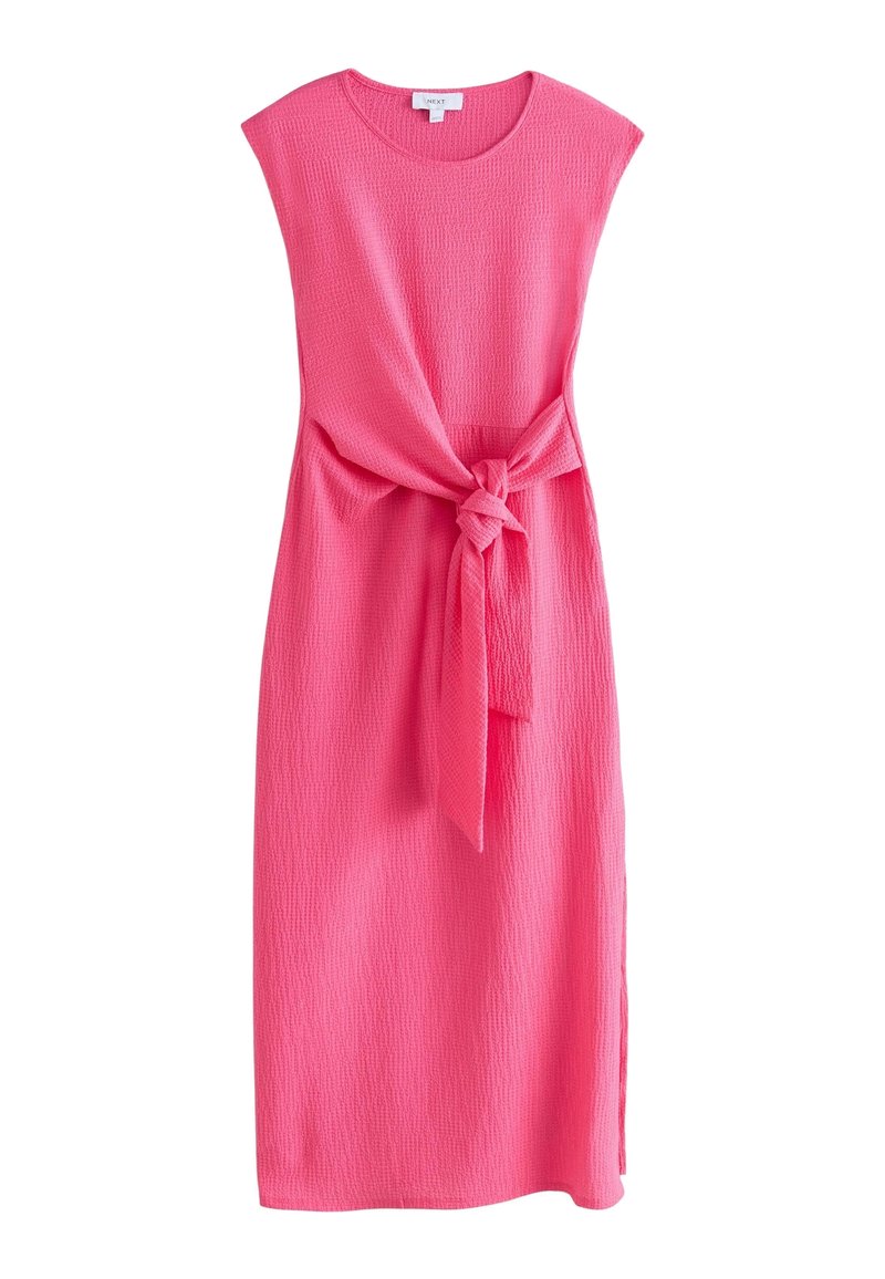 Robe midi rose vif texturée sans manches avec un col rond et un détail de nœud noué à la taille.