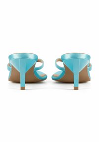 Blauwe satijnen hoge hakken sandalen met open achterkant, dubbele enkelbandjes en een slanke hak. Waterrijke binnenzool in een tan kleur.