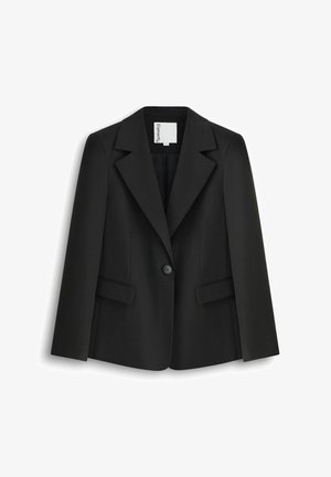 Czarna dopasowana marynarka z klapami z wycięciem, zapinana na jeden guzik, z kieszeniami z klapami, pokazana na płasko na białym tle.