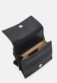 Portafoglio in pelle nera con superficie texturizzata, caratterizzato da una chiusura a scatto e foderato in beige. Include un compartimento centrale e tasche.
