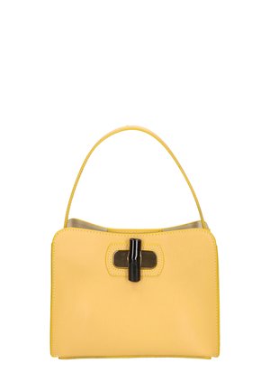 Sac à main en cuir jaune avec une forme structurée, une poignée arrondie et un détail de fermoir noir au centre. Texture lisse, design minimaliste.