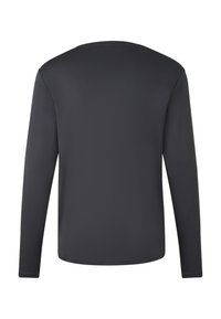 Dlouhý rukáv, tmavě šedá košile s kulatým výstřihem. Hladká, homogenní textura bez viditelných vzorů nebo kovových detailů. Minimalistický design.