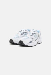 Weiße Laufschuhe mit Obermaterial aus Mesh, grauen und blauen Akzenten, gepolstertem Kragen und strukturiertem schwarzen Gummi-Sohle für besseren Grip.