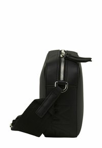 Borsa rettangolare nera realizzata in morbida pelle sintetica. Presenta una cerniera argentata, una tracolla regolabile e un dettaglio con il logo del brand in rilievo sul lato.