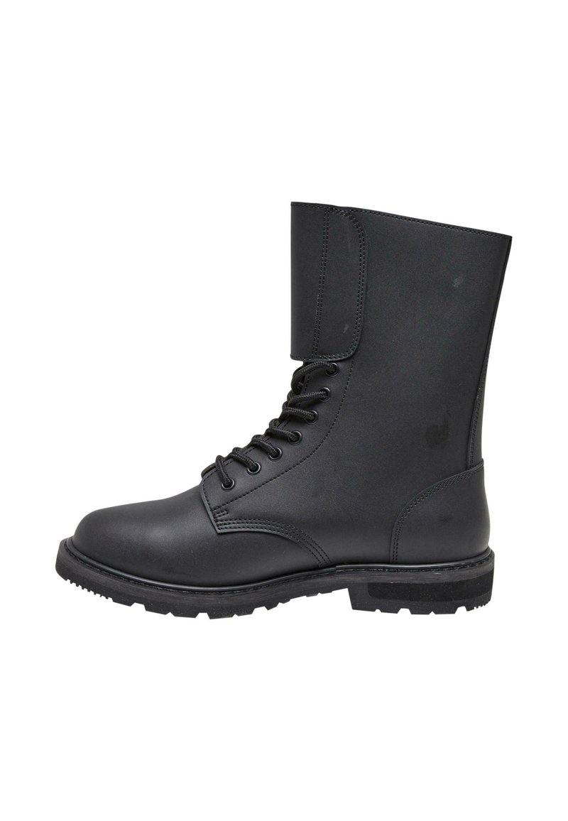 Bota de combate de cuero negro con caña alta, parte delantera con cordones, suela resistente y costuras reforzadas en la parte superior y alrededor del tobillo.