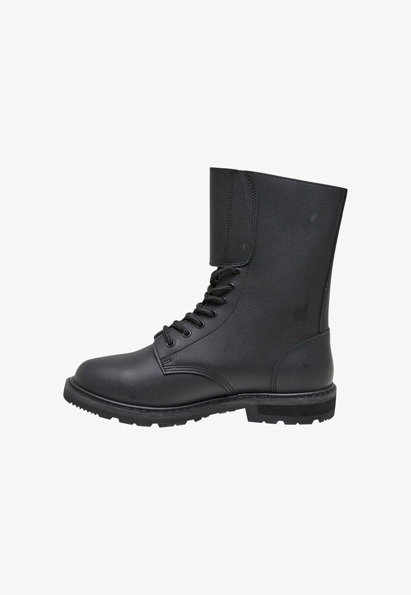 Černá kožená vojenská bota s vysokým svrškem, šněrováním vpředu, robustní podrážkou a zesíleným šitím podél svršku a kolem kotníku.