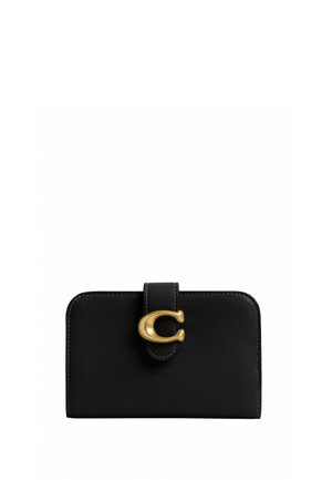 Portefeuille en cuir noir avec un fermoir en forme de lettre C dorée sur une fermeture à sangle, rectangulaire avec des coins arrondis, sur fond blanc.