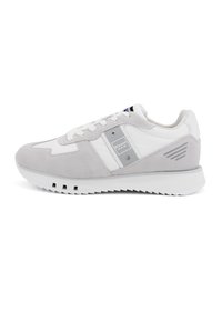 Sneaker grigi e bianchi in un mix di materiali suede e pelle. Decorati con un accento metallico e una suola testurizzata.