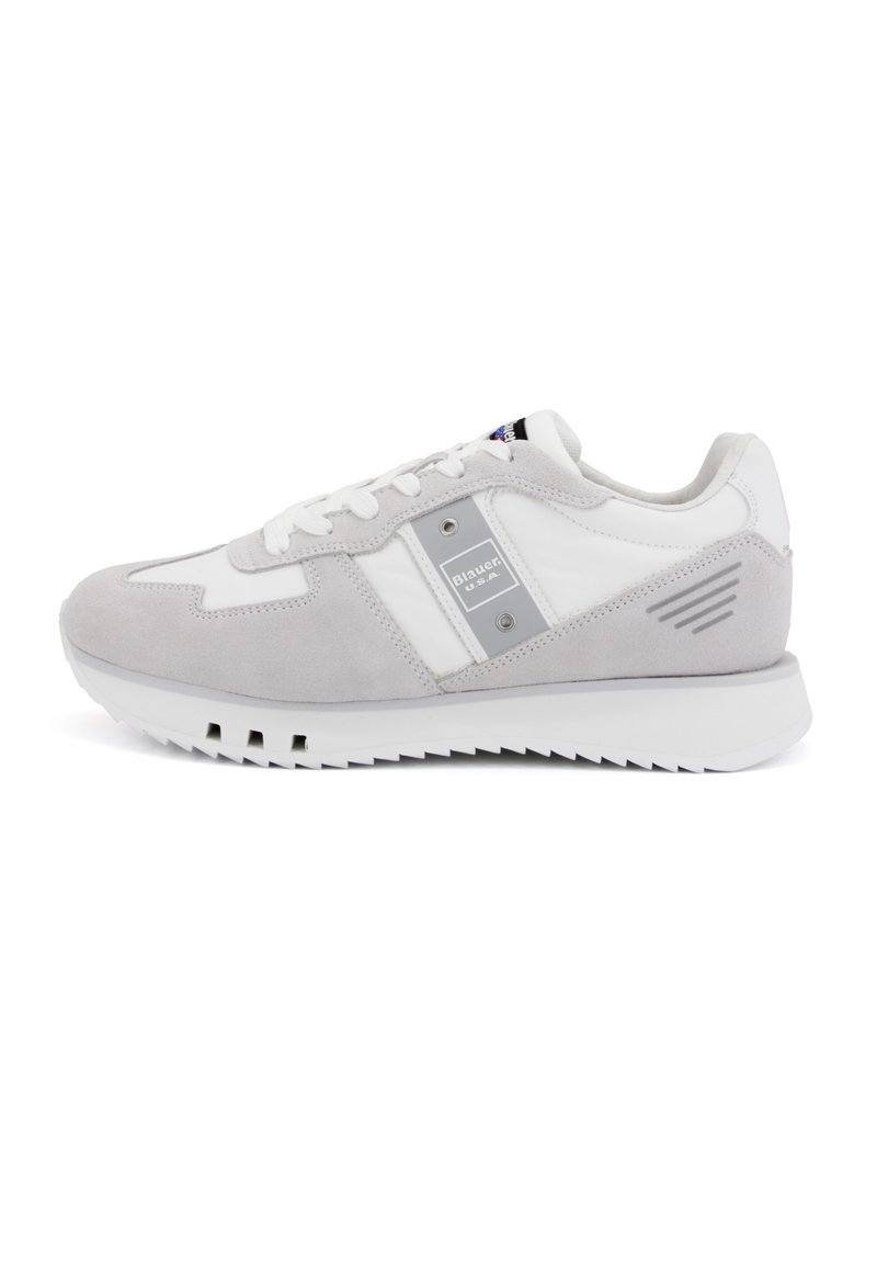 Sneaker grigi e bianchi in un mix di materiali suede e pelle. Decorati con un accento metallico e una suola testurizzata.