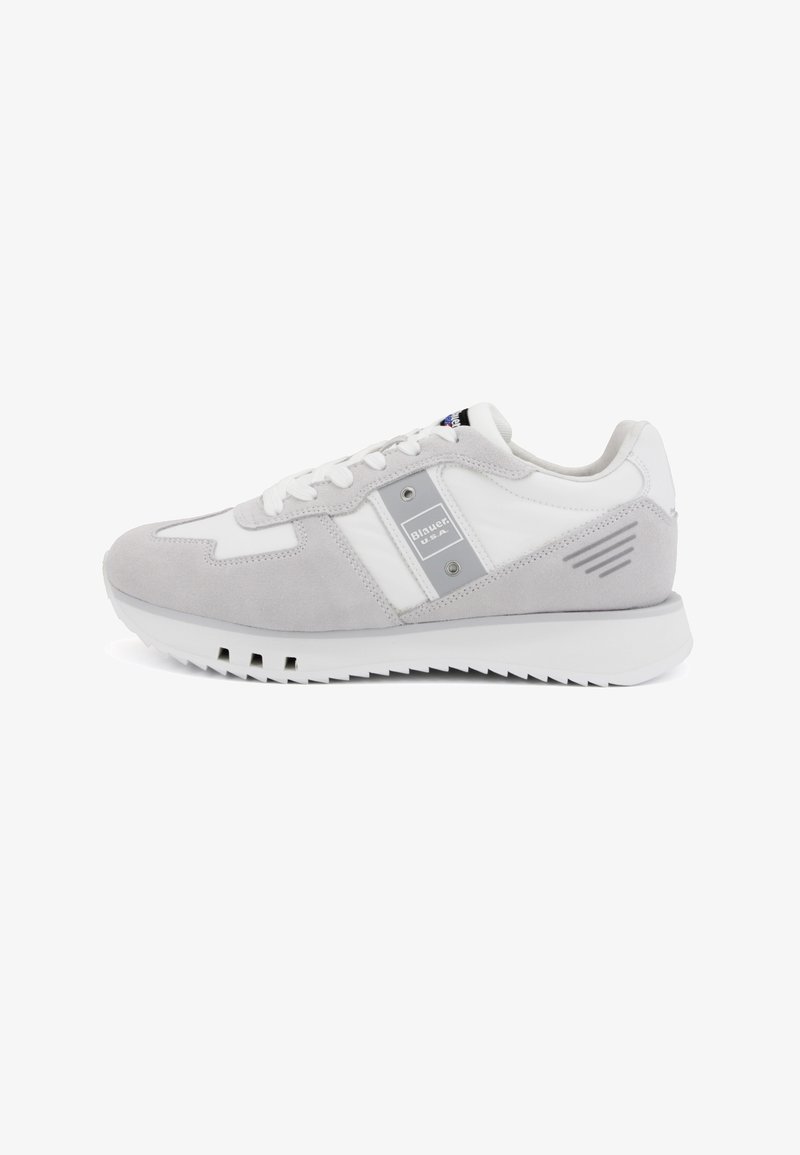 Sneaker grigi e bianchi in un mix di materiali suede e pelle. Decorati con un accento metallico e una suola testurizzata.