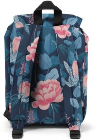 Květinový batoh s tmavě modrým pozadím, růžovými a světle modrými květy, texturovanou látkou, černými popruhy a horním madlem.