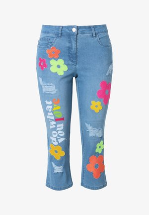 Jasnoniebieskie dżinsowe spodnie capri z kolorowymi aplikacjami kwiatowymi w odcieniach różu, pomarańczy, żółci i zieleni, z przetarciami i nadrukowanym tekstem.