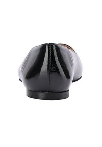 Ballerine in vernice nera con punta tonda, superficie liscia e cuciture minime, dotate di tacco basso e design elegante e slanciato.
