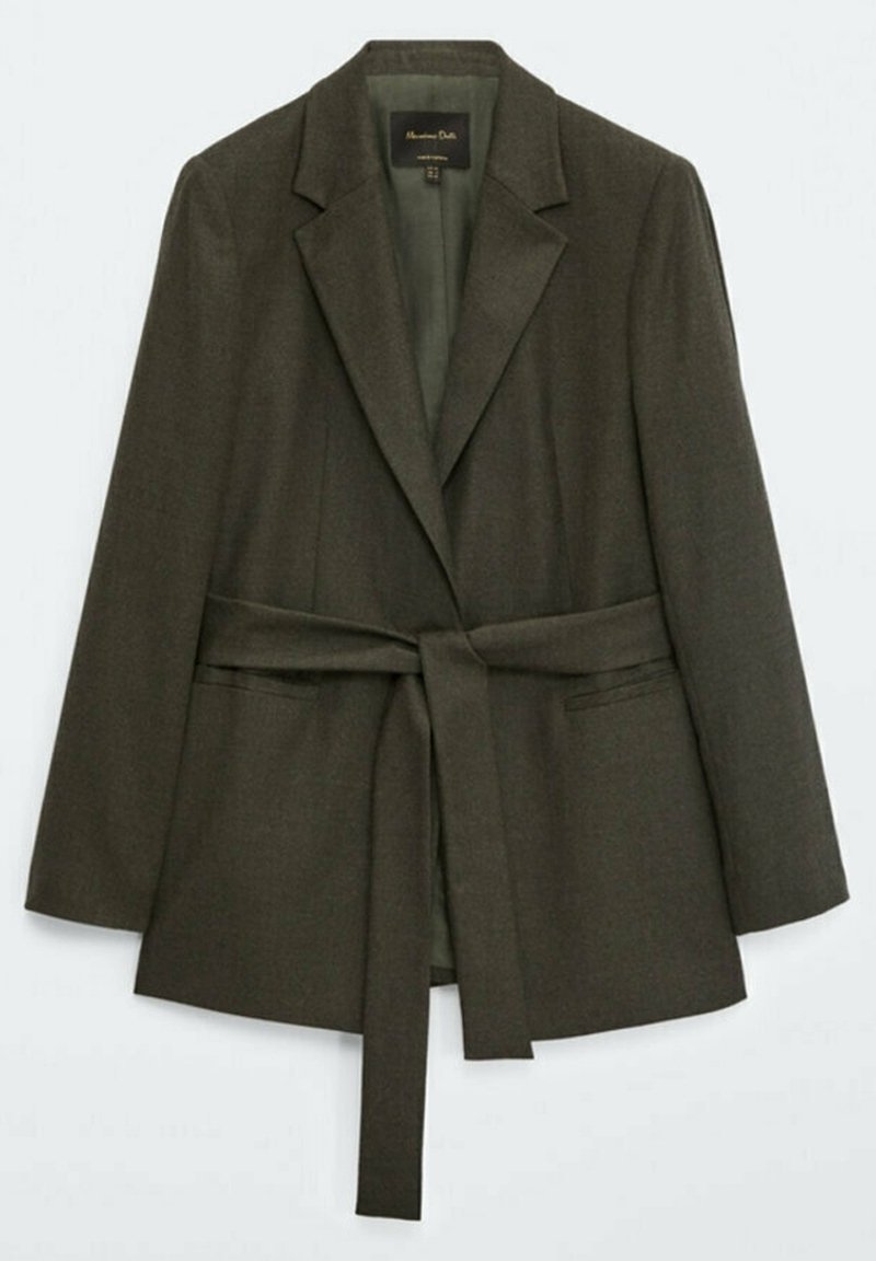 Blazer vert foncé sur mesure avec revers crantés et ceinture assortie en tissu nouée à la taille, manches longues et deux poches avant.