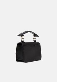 Borsa nera con un design strutturato, caratterizzata da una superficie liscia, manico superiore e dettagli in metallo dorato. Forma rettangolare.
