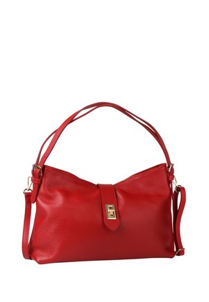 Rode leren handtas met goudkleurige sluiting, een bovenhandvat en een verstelbare schouderriem op een witte achtergrond.