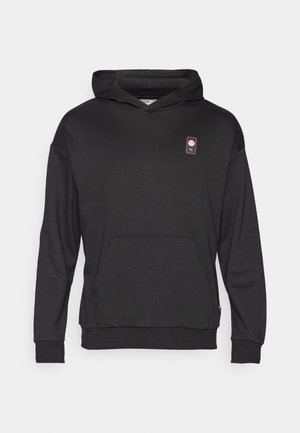 Mustat hupparit, jotka on valmistettu pehmeästä kankaasta, sisältää etu-taskun, ribbikuvioidut hihansuut ja pieni logotarra vasemmassa yläkulmassa.