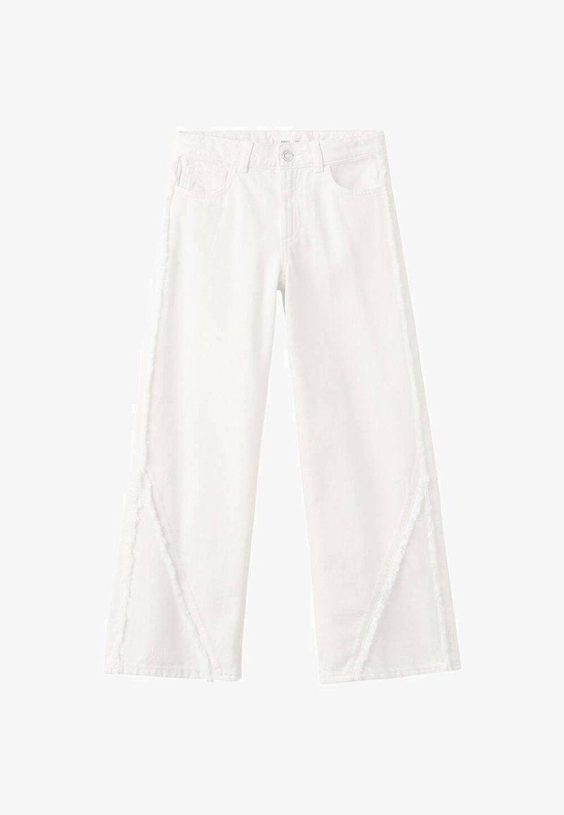 Pantalon en denim blanc à jambes larges avec coutures latérales effilochées, deux poches avant, fermeture par bouton et taille structurée. Texture lisse sur toute la surface.