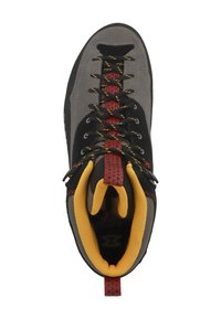 Zapato de escalada con una parte superior de ante gris, acentos negros y un interior de colores brillantes en rojo y amarillo, con una pestaña en el talón con patrón y cordones.