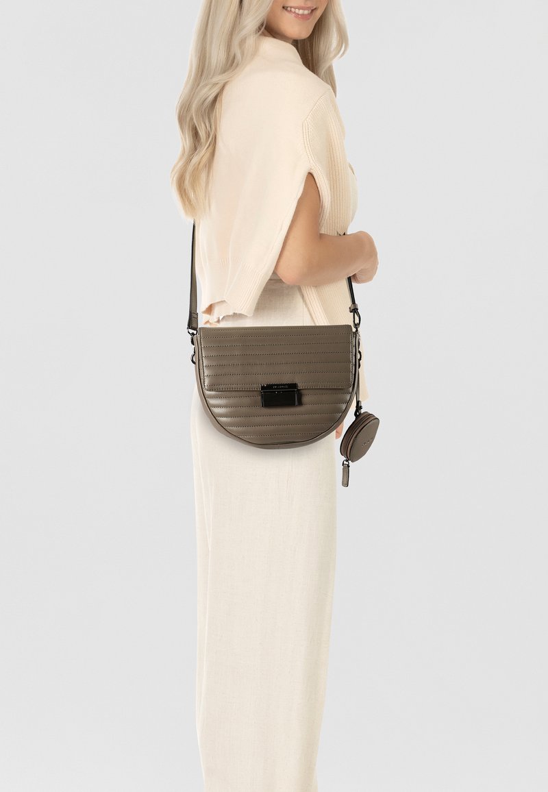 Borsa a spalla trapuntata marrone con hardware nero, dalla forma curvata e con una pochette rotonda con zip attaccata. Tracolla in tessuto per indossarla a tracolla.