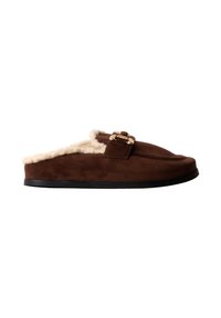 Chausson marron en daim à enfiler avec doublure polaire blanche et détail de boucle dorée, semelle noire, vu de côté.