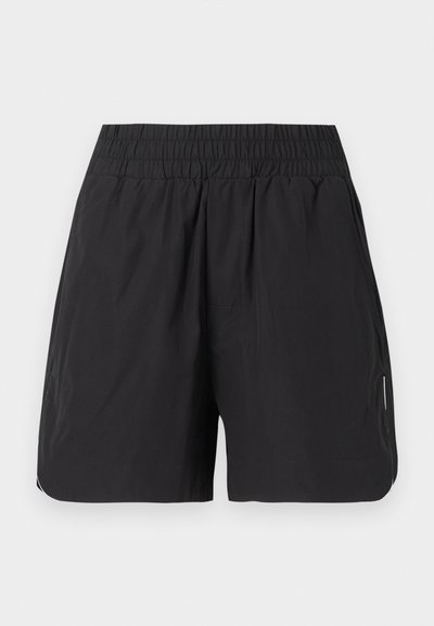 Μαύρα αθλητικά σορτς με ελαστική μέση και διακριτικά ραψίματα, σχεδιασμένα για άνεση και ευελιξία.