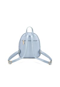 Mini sac à dos en cuir texturé bleu clair. Dispose de bretelles ajustables, d'une poche zippée et d'accents en métal doré. Forme compacte et arrondie.