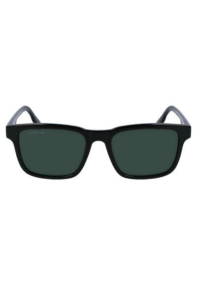 Des lunettes de soleil rectangulaires noires avec des verres vert foncé. Fabriquées en plastique, elles possèdent un design élégant et une marque discrète sur la partie supérieure de la monture.